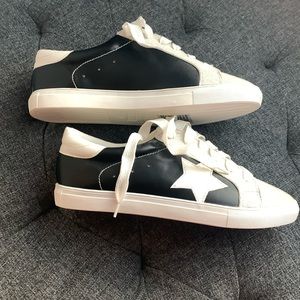 NWOT.  Women’s La Sheelah Black & Off-White Low Top Star Sneakers, Size 10.